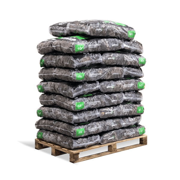 Palette mit 60 Liter Säcken Kiefernrinde zur Bodenabdeckung im Garten.