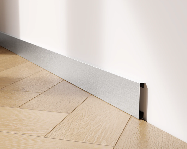 Sockelleiste aus Metall an einer Wand über einem Holzboden