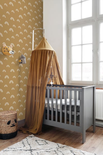 Babyzimmer mit Gitterbett, Baldachin und dekorativer Wandgestaltung