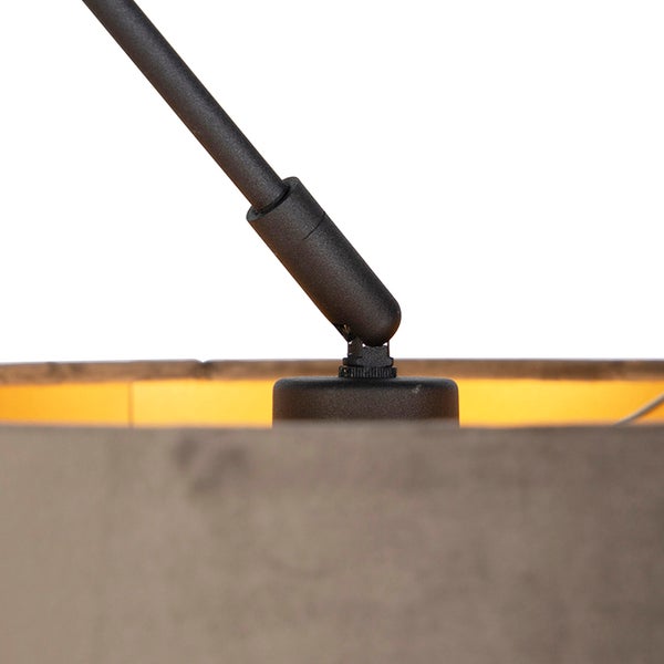 Nahaufnahme eines verstellbaren Gelenks, das einen Metallarm mit einem Lampenschirm verbindet.