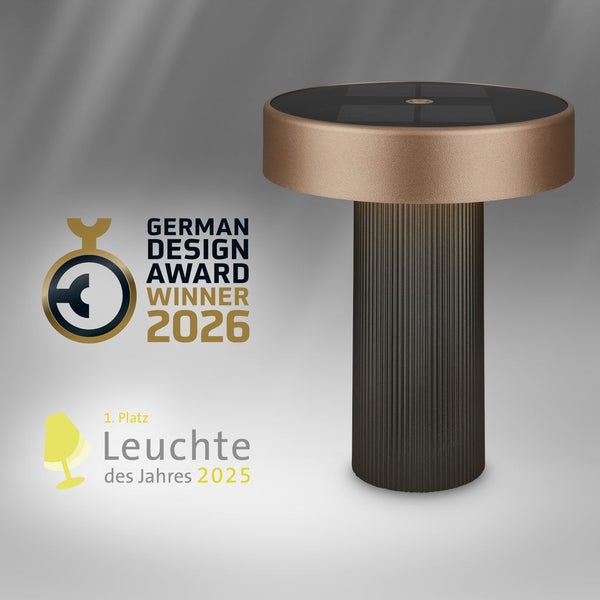 Moderne Solar-Außenleuchte mit Bronze-Schirm und geriffeltem Sockel, Gewinner German Design Award 2026 und erster Platz Leuchte des Jahres 2025.