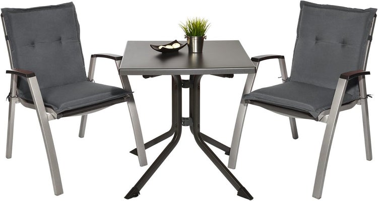 Gartenmöbel-Set aus einem quadratischen Metalltisch und zwei Stühlen mit Armlehnen und dunkelgrauen Polsterauflagen.
