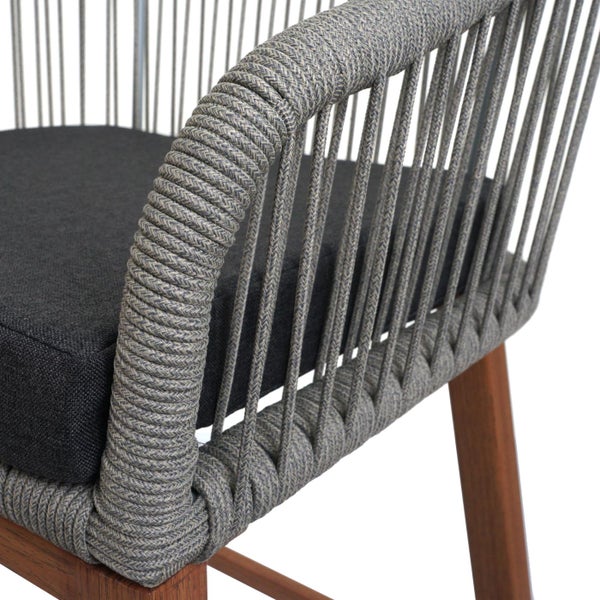 Detailansicht eines Stuhls mit geflochtener Rückenlehne, Sitzkissen und Holzbeinen