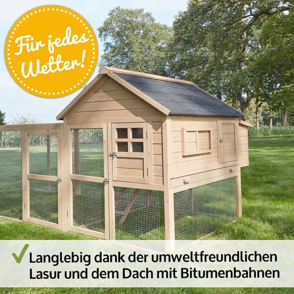 Hölzerner Kaninchenstall mit integriertem Freigehege auf einer Rasenfläche in einem hellen Garten mit Blumen.