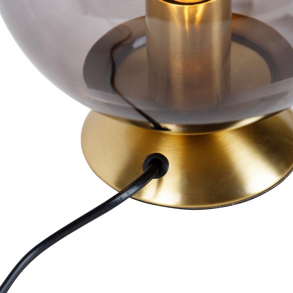 Detailaufnahme einer Tischleuchte mit Glaskugel und Stromkabel