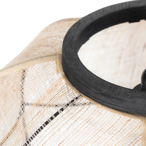 Detailansicht eines Lampenschirms mit gewebtem Stoff und einem dunklen Holzring.