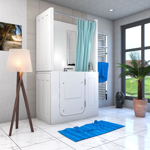 Weiße Sitzbadewanne mit Tür und türkisfarbenem Duschvorhang in hellem Badezimmer mit Stehlampe, Palme und Handtuchheizkörper.