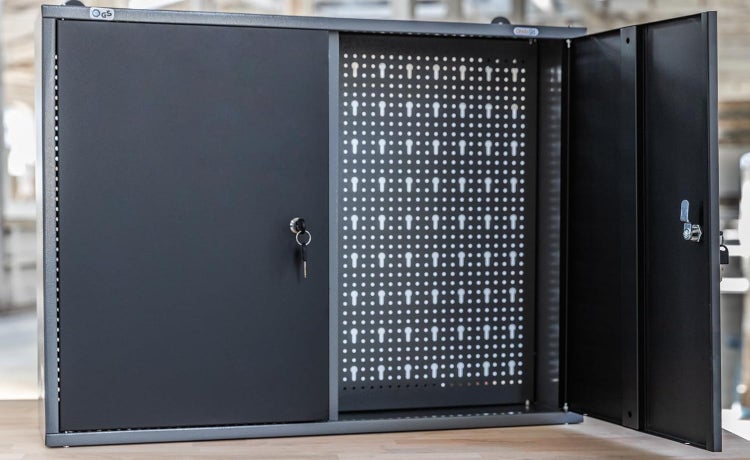 Werkzeugschrank mit Lochwand und abschließbarer Tür