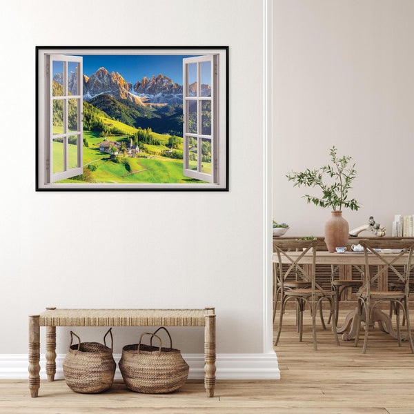 Wandbild mit Fensteroptik und Bergpanorama Motiv in einem hellen Wohnraum mit Holzsitzbank und geflochtenen Körben.