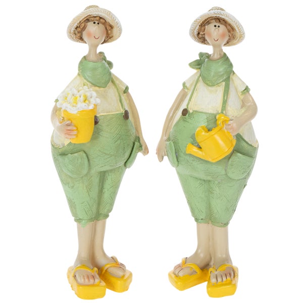 Zwei grüne Dekofiguren Gärtner aus Kunststein mit Strohhut, eine Figur mit gelbem Blumentopf und eine mit gelber Gießkanne.