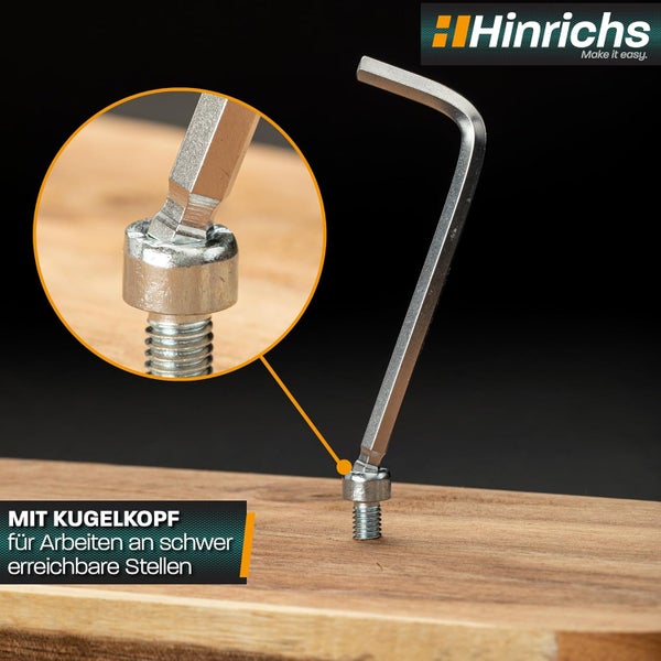 Hinrichs Logo. Inbusschlüssel mit Kugelkopf beim Verschrauben einer Schraube in Holz in einer Detailansicht.