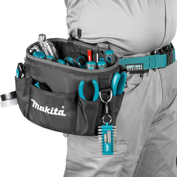 Makita Werkzeugtasche Universal am Gürtel getragen, gefüllt mit verschiedenen Handwerkzeugen wie Zangen und Schraubendrehern.