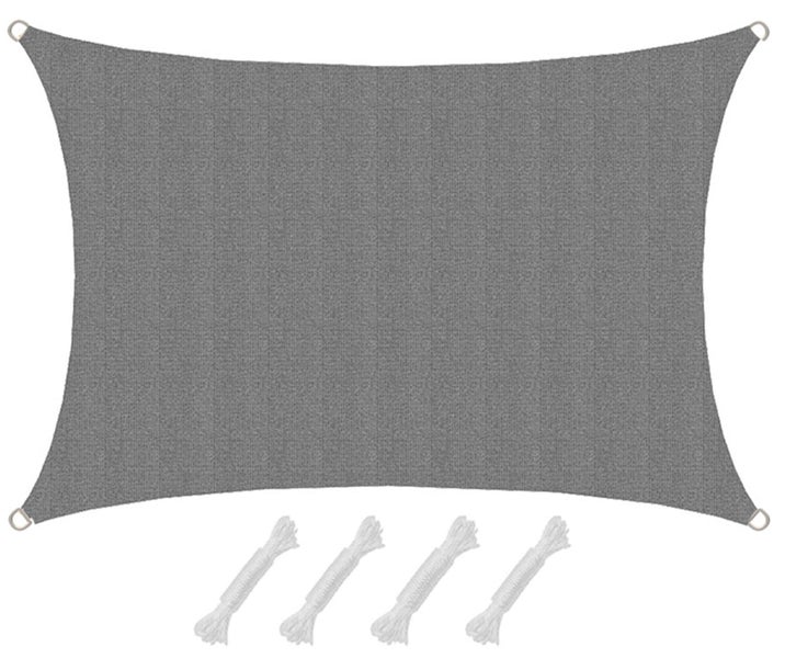 Rechteckiges graues Sonnensegel mit vier Befestigungsseilen und Metallösen an den Ecken.