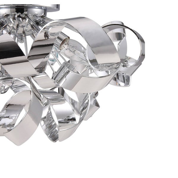 Wohnzimmer mit Sofa, Beistelltisch, Teppich und Dekorationsgegenständen für eine helle und freundliche Atmosphäre.