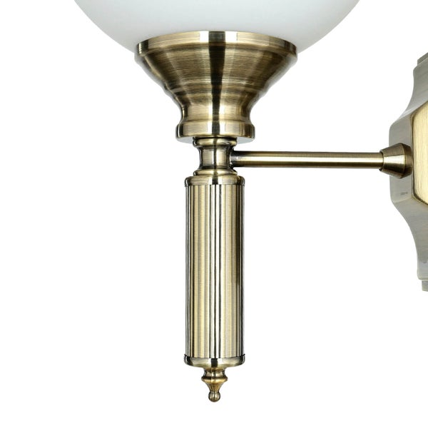 Wandleuchte mit Lampenschirm aus Glas und Metallhalterung