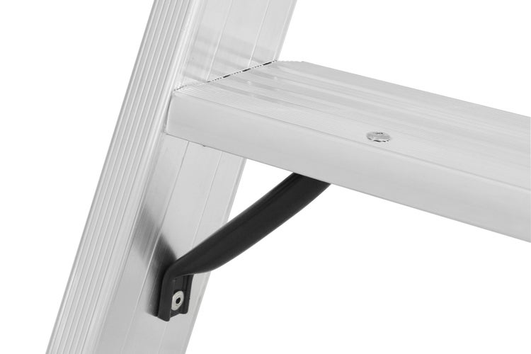 Detailansicht einer Aluminium-Stufenleiter mit schwarzem Haltegriff