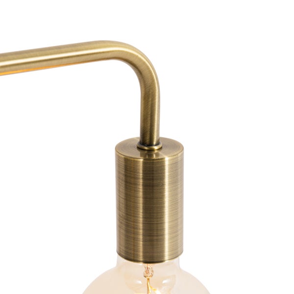 Detailansicht einer goldenen Lampe mit Fassung