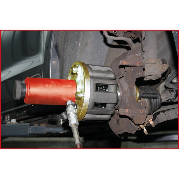 Hydraulischer Achswellen-Ausdrücker im Einsatz am Fahrzeug.