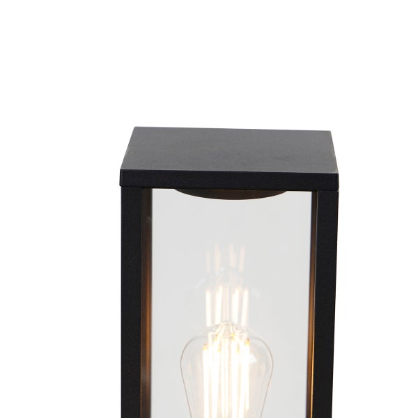 Schwarze Außenleuchte in Laternenform mit Klarglas und leuchtendem LED Filament Leuchtmittel.