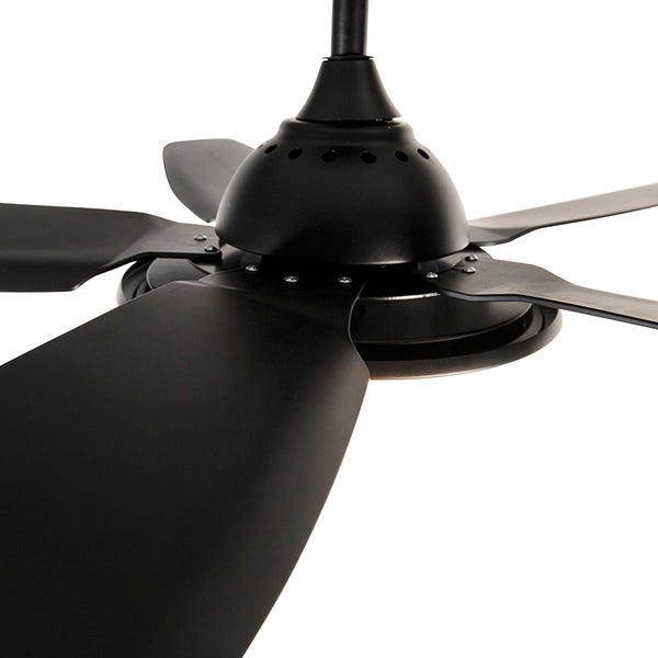 Nahaufnahme eines schwarzen Deckenventilators mit fünf Flügeln und zentralem Motorgehäuse.