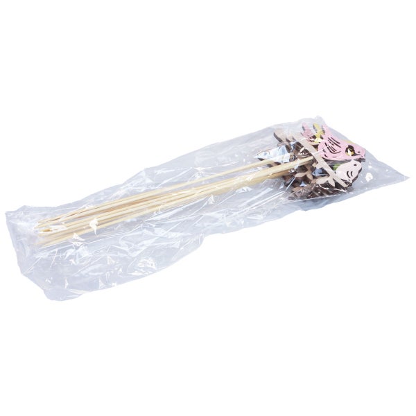 Verpackung mit Holzstäben und Verzierungen