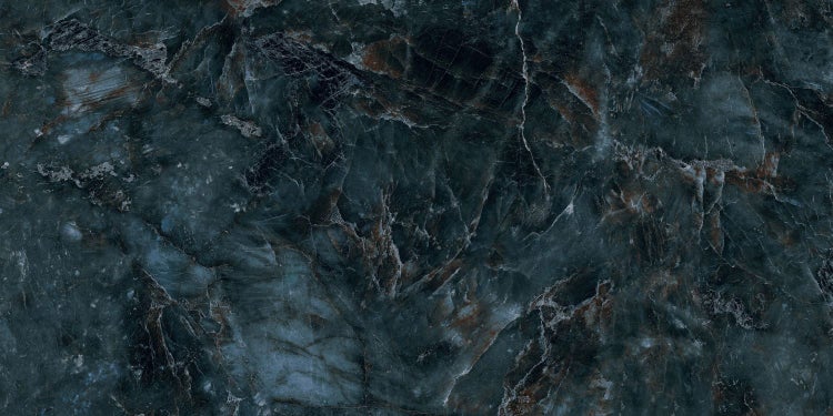 Nahaufnahme einer dunkel gemusterten Fliese.