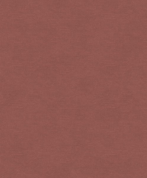 Dekoratives Zimmer mit gemusterten Tapeten, Kommode und Dekorationen.