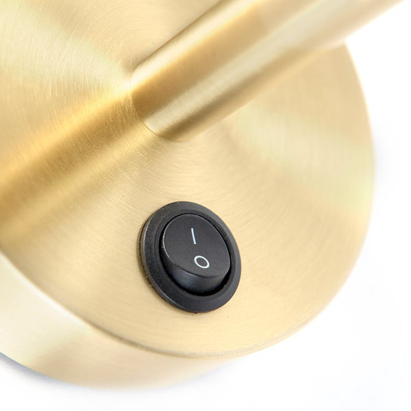 Detailansicht einer Messinglampe mit Schalter