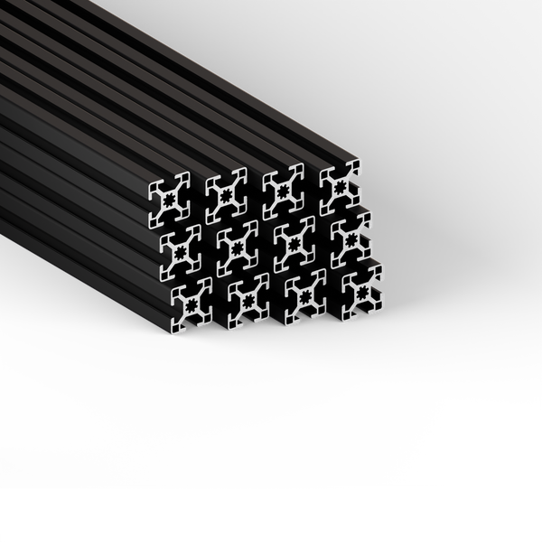 Mehrere Aluminiumprofile mit quadratischem Querschnitt