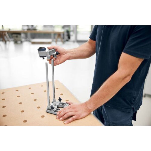 Bohrschablone auf einem Lochtisch mit einer Person