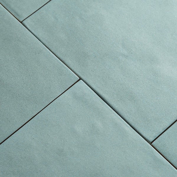 Wandfliesen im Rechteckformat mit glatter Oberfläche verlegt im Verband