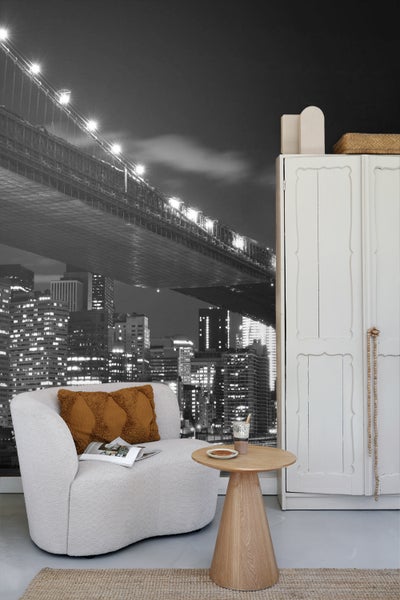 Wohnzimmer mit Sessel, Beistelltisch und Fototapete mit Stadtmotiv