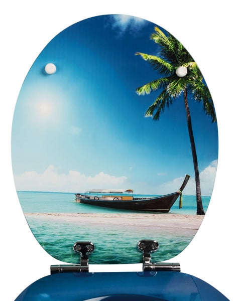 Grauer Teppich mit abstraktem Muster in einem Wohnzimmer mit Sessel und Fenster