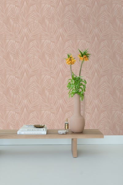 Wand mit Tapete mit Blättermuster, Regal mit Dekorationen und Vase