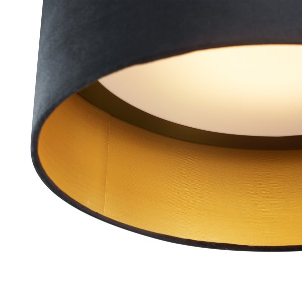Nahaufnahme eines Lampenschirms mit dunkler Textiloberfläche, goldfarbener Innenseite und Diffusor.