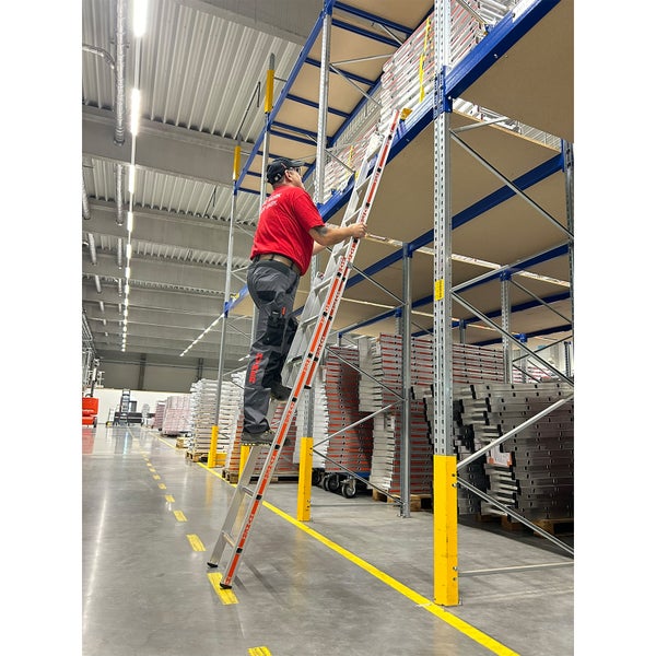 Eine Person benutzt eine Aluminium-Regalleiter in einem Lagerhaus mit Regalen.