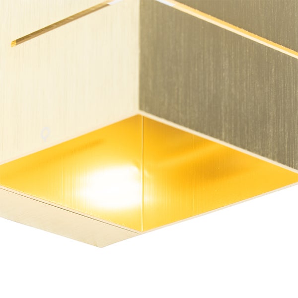 Nahaufnahme einer goldenen Deckenleuchte