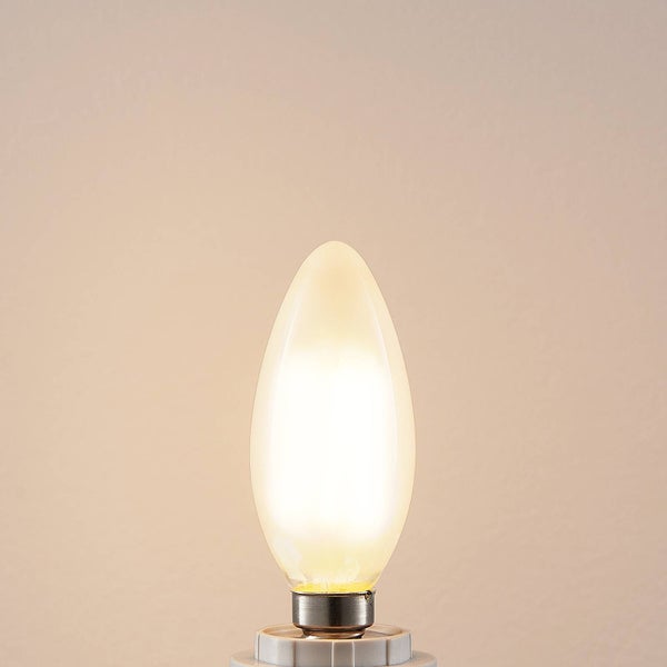 Leuchtende LED-Kerzenlampe mit mattem Glas und E14-Sockel.