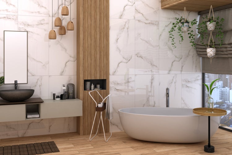 Modernes Badezimmer mit freistehender Badewanne, Waschtisch und Marmorfliesen