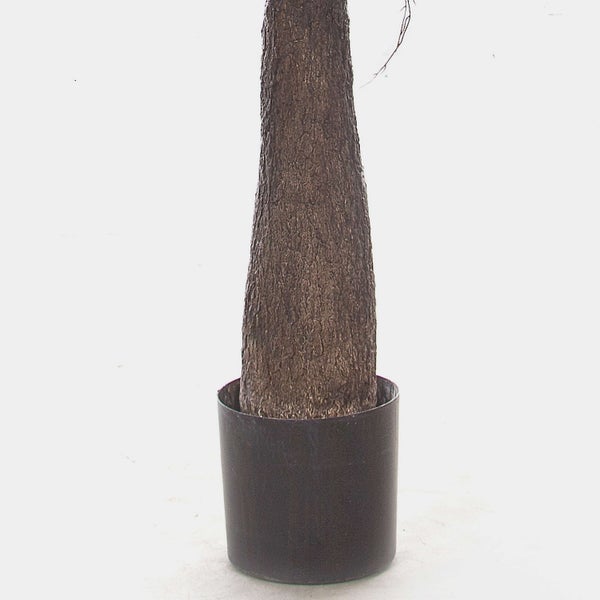 Künstlicher Ficus-Baum mit dichten grünen Blättern und braunem Stamm in einem schwarzen Topf.
