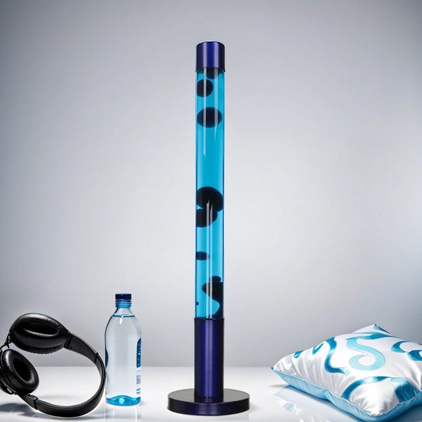 Dekorative Lavalampe mit Kopfhörern, Wasserflasche und Kissen
