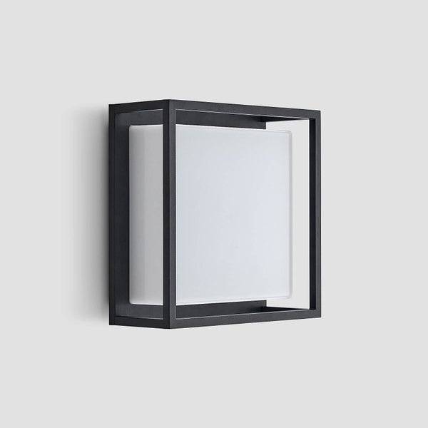Quadratische Wandleuchte mit schwarzem Metallrahmen und weißem Diffusor.