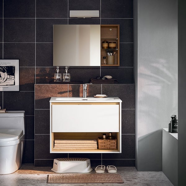 Modernes Badezimmer mit Waschtischunterschrank, Spiegelschrank und WC