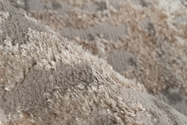 Nahaufnahme eines modernen Hochflorteppichs mit strukturierter Oberfläche und weicher Textur