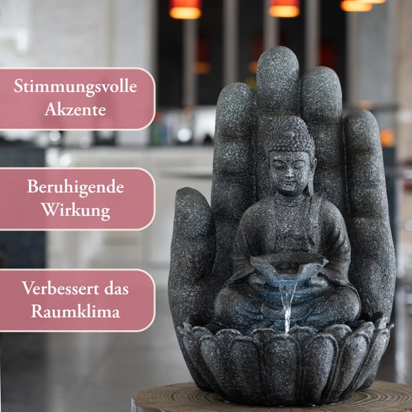 Zimmerbrunnen in Form einer Hand mit Buddha auf Lotusblüte und fließendem Wasser zur Verbesserung des Raumklimas.