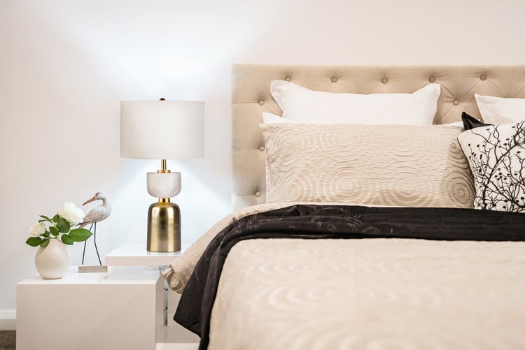 Tischlampe mit auffälligem Sockel aus Marmor in Weiß Gold | Wohnzimmer Esszimmer Leuchte