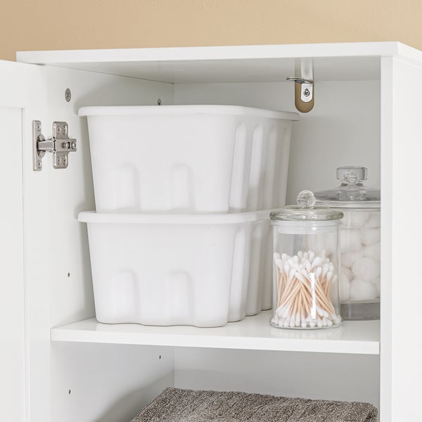 Detailansicht eines Badezimmerschranks mit zwei Aufbewahrungsboxen, Wattepads und Wattestäbchen.