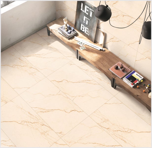 Heller Raum mit Bodenfliesen in Marmoroptik und einem Holztisch