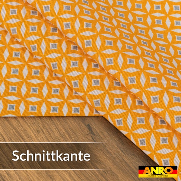 Stoff mit geometrischem Muster auf Holzoberfläche, inklusive Schnittkante und ANRO Deutsche Manufaktur Logo.