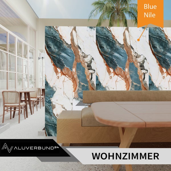 Wohnzimmer mit Dekorplatten Blue Nile in Marmoroptik